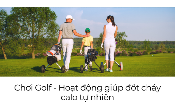 Người chơi golf đi bộ trên sân, mang túi gậy