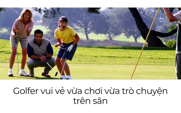 Golfer thư giãn và giao lưu trong khi chơi - giảm stress, hỗ trợ duy trì lối sống lành mạnh