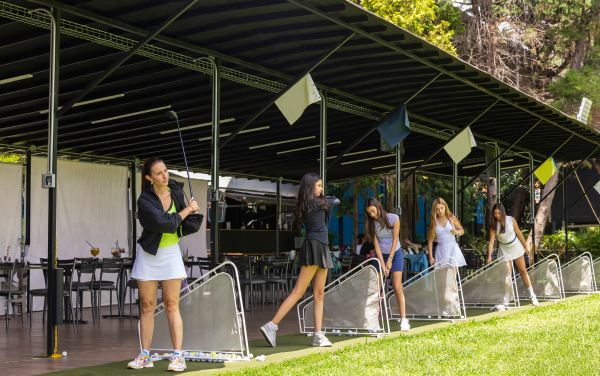 Golfer hít thở sâu trước cú putt quan trọng